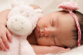 découvrez des conseils et astuces pour aider votre bébé à s'endormir facilement et à profiter d'un sommeil réparateur. apprenez à établir une routine de sommeil apaisante et à créer un environnement propice au repos pour votre petit.