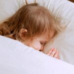 découvrez des conseils essentiels pour aider votre bébé à dormir paisiblement. apprenez des techniques de câlins, des rituels apaisants et des astuces pour favoriser un sommeil de qualité pour votre tout-petit.