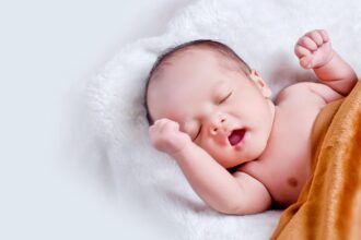 découvrez des conseils essentiels pour aider votre bébé à mieux dormir. apprenez des techniques apaisantes et des astuces pratiques pour instaurer un rythme de sommeil sain et serein pour votre petit!