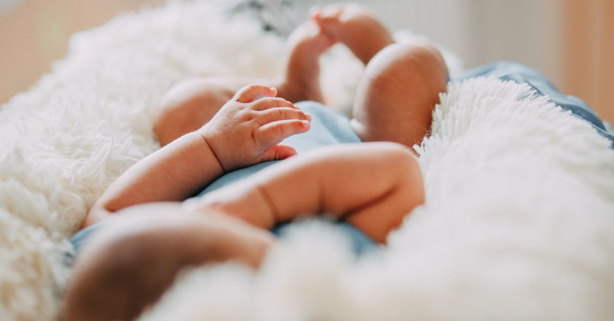 découvrez nos conseils essentiels pour aider votre bébé à s'endormir paisiblement. explorez des stratégies de sommeil adaptées aux nourrissons pour assurer des nuits sereines pour votre petit et des journées reposantes pour vous.