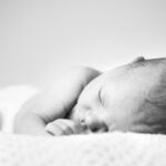 découvrez des conseils pratiques et efficaces pour aider votre bébé à s'endormir paisiblement. apprenez des méthodes de sommeil adaptées aux nourrissons et créez un environnement propice à un sommeil réparateur.