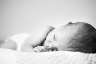 découvrez des conseils pratiques et efficaces pour aider votre bébé à s'endormir paisiblement. apprenez des méthodes de sommeil adaptées aux nourrissons et créez un environnement propice à un sommeil réparateur.