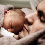 découvrez des conseils pratiques et des astuces pour aider votre bébé à mieux dormir. explorez des techniques éprouvées pour instaurer une routine de sommeil apaisante et assurer des nuits sereines pour votre enfant et pour vous.
