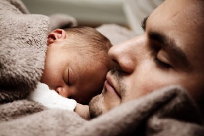 découvrez des conseils pratiques et des astuces pour aider votre bébé à mieux dormir. explorez des techniques éprouvées pour instaurer une routine de sommeil apaisante et assurer des nuits sereines pour votre enfant et pour vous.