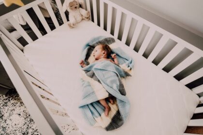découvrez des conseils indispensables pour aider votre bébé à trouver un sommeil apaisant. apprenez des techniques efficaces pour instaurer de bonnes habitudes de sommeil et favoriser des nuits tranquilles pour toute la famille.