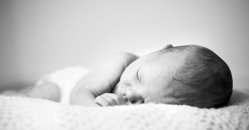 découvrez des conseils essentiels pour aider votre bébé à dormir paisiblement. apprenez des astuces pratiques pour établir une routine de sommeil efficace, favorisant un environnement calme et serein pour des nuits rechargeantes.