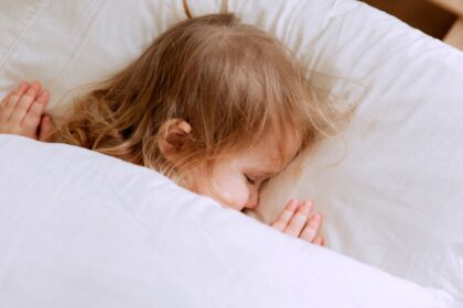 découvrez des conseils essentiels pour aider votre bébé à dormir paisiblement. apprenez des techniques de câlins, des rituels apaisants et des astuces pour favoriser un sommeil de qualité pour votre tout-petit.