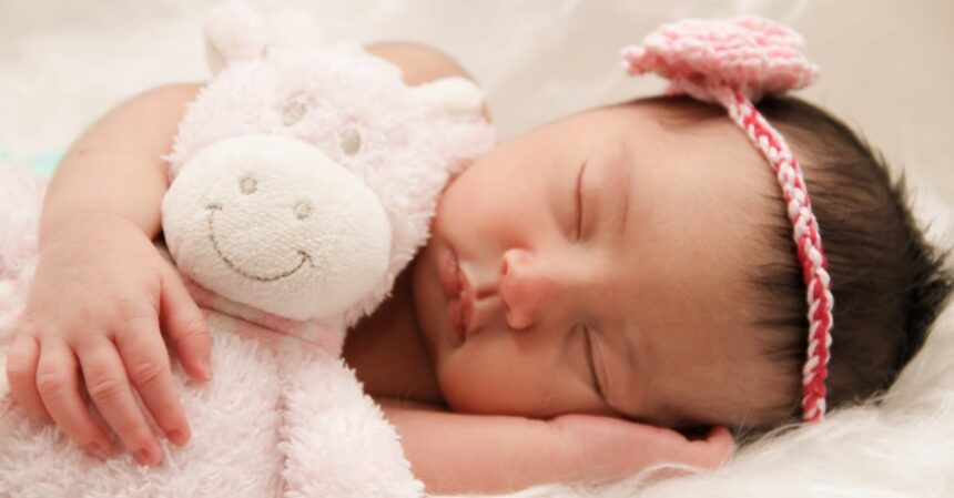 découvrez des conseils experts et des astuces pratiques pour aider votre bébé à bien dormir. apprenez à établir une routine de sommeil adaptée et à créer un environnement propice au repos de votre enfant.