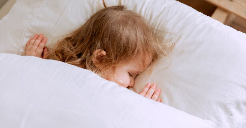 découvrez des conseils essentiels pour aider votre bébé à dormir paisiblement. apprenez des techniques de câlins, des rituels apaisants et des astuces pour favoriser un sommeil de qualité pour votre tout-petit.
