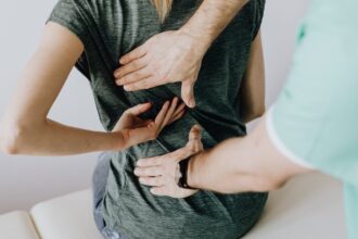 découvrez des conseils efficaces pour soulager votre mal de dos et améliorer votre posture. apprenez les causes, les symptômes et les traitements pour vivre sans douleur.