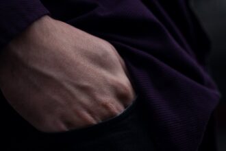 découvrez les principales causes du mal de dos et apprenez à mieux comprendre les facteurs qui peuvent influencer votre santé. identifiez les douleurs liées à la posture, aux blessures ou à des conditions médicales sous-jacentes et trouvez des conseils pour soulager votre inconfort.