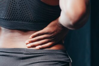 découvrez des conseils pratiques pour prévenir le mal de dos et adopter de bonnes habitudes au quotidien. améliorez votre posture, renforcez votre dos et vivez sans douleur grâce à nos astuces de prévention.
