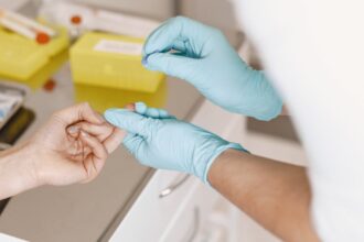 découvrez tout ce qu'il faut savoir sur la biopsie : procédure, types, indications et résultats. comprenez son rôle crucial dans le diagnostic médical et les enjeux associés à cet examen. informez-vous sur les étapes, la préparation et les soins post-biopsie pour une meilleure appréhension de ce processus.