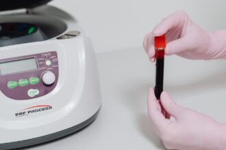découvrez l'importance de l'analyse sanguine pour votre santé. explorez les différents types de tests, leur fonctionnement, et comment ils peuvent aider à diagnostiquer et surveiller diverses conditions médicales.