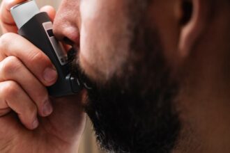 découvrez tout sur la bronchite : symptômes, causes, traitement et conseils pour soulager cette inflammation des bronches. informez-vous sur les types de bronchite, les facteurs de risque et les meilleures pratiques pour prévenir cette condition respiratoire.