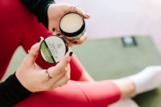 découvrez le cbd, un composé naturel aux multiples bienfaits, utilisé pour améliorer le bien-être au quotidien. explorez ses effets relaxants et apaisants, ainsi que ses applications variées dans les soins et la santé.