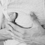 découvrez les causes possibles de la douleur thoracique, ses symptômes associés et les conseils pour réagir face à cette situation préoccupante. informez-vous sur les soins nécessaires et quand consulter un professionnel de santé pour un diagnostic précis.