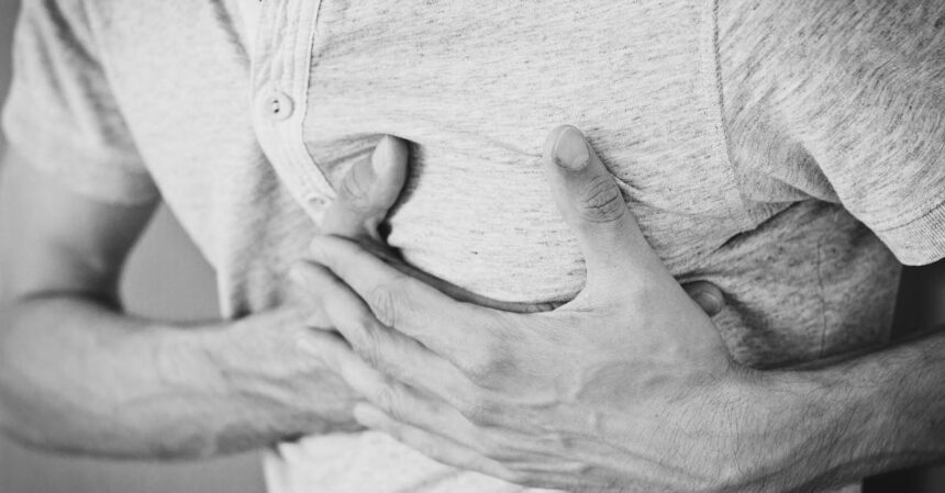 découvrez les causes possibles de la douleur thoracique, ses symptômes associés et les conseils pour réagir face à cette situation préoccupante. informez-vous sur les soins nécessaires et quand consulter un professionnel de santé pour un diagnostic précis.