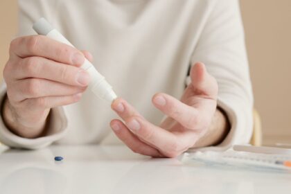 découvrez tout ce que vous devez savoir sur les maladies chroniques : causes, symptômes, traitements et conseils pour mieux vivre au quotidien. informez-vous et restez en bonne santé.