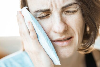 découvrez tout ce que vous devez savoir sur l'herpès labial : causes, symptômes, traitements et conseils pour soulager et prévenir les poussées de boutons de fièvre.