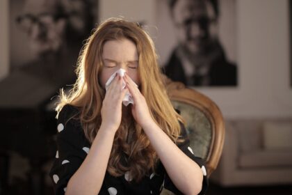 découvrez les symptômes du bouton de fièvre, une affection virale courante. apprenez à reconnaître les signes avant-coureurs comme des picotements, des démangeaisons et des éruptions cutanées pour mieux gérer et traiter cette condition.