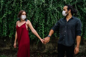 découvrez les enjeux de la santé communautaire, un domaine essentiel qui vise à améliorer le bien-être des populations à travers des initiatives de prévention, d'éducation et de promotion de la santé. explorez comment chaque individu peut contribuer à la santé de sa communauté.