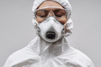 découvrez l'histoire captivante de 'contagion', un thriller haletant qui explore la propagation d'un virus mortel à travers le monde. suivez les scientifiques et les responsables de la santé alors qu'ils tentent de contenir une épidémie dévastatrice, tout en affrontant les peurs et les réactions du public. un film qui soulève des questions sur la nature humaine face à la crise.