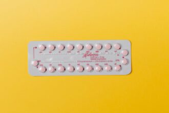 découvrez tout ce que vous devez savoir sur la pilule contraceptive : son fonctionnement, ses avantages, ses effets secondaires et comment bien la choisir pour une contraception efficace et adaptée à vos besoins.
