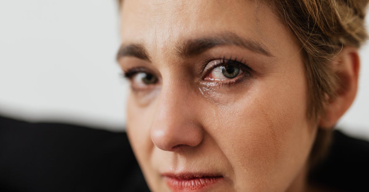 découvrez les différentes facettes des larmes : expressions d'émotion, catharsis et bienfaits psychologiques. plongez dans l'univers du pleur et sa symbolique à travers les ùges.