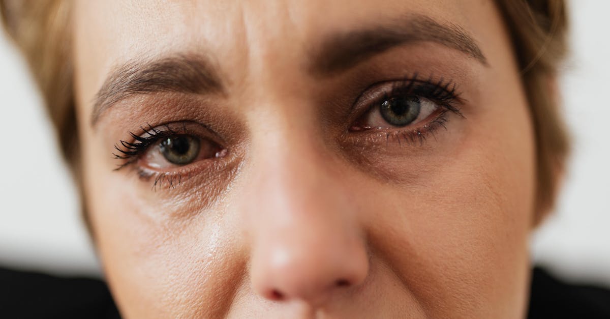 découvrez l'importance des larmes dans notre vie émotionnelle : un voyage à travers les raisons de pleurer, les bienfaits des larmes et comment elles nous aident à libérer nos émotions.