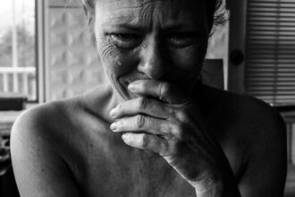 découvrez les différentes significations et expressions du pleur, de ses causes émotionnelles à ses bienfaits thérapeutiques. apprenez à gérer vos émotions à travers cet acte naturel et cathartique.