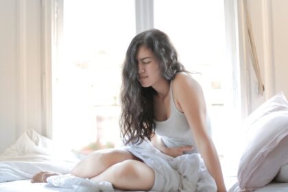 découvrez les causes, symptômes et traitements de la diarrhée. apprenez comment prévenir ce trouble digestif fréquent et quels remèdes naturels peuvent soulager vos douleurs abdominales.
