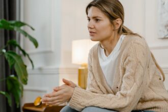 découvrez des informations essentielles sur la violence domestique, ses conséquences, les signes à reconnaître et les ressources disponibles pour aider les victimes à retrouver sécurité et soutien. informez-vous pour mieux comprendre ce problème sociétal et comment agir.