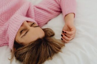 découvrez le phénomène de dormance, où les organismes entrent dans un état de repos pour survivre aux conditions défavorables. explorez comment cette stratégie adaptive se manifeste chez les plantes, les animaux et même les microorganismes, et son importance dans l'équilibre des écosystèmes.