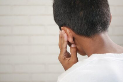 découvrez les causes et les symptômes des douleurs auriculaires, ainsi que des conseils pour soulager l'oreille douloureuse. apprenez comment prévenir et traiter les otalgies chez les adultes et les enfants.