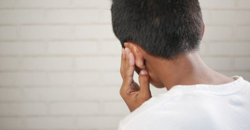 découvrez les causes et les symptômes des douleurs auriculaires, ainsi que des conseils pour soulager l'oreille douloureuse. apprenez comment prévenir et traiter les otalgies chez les adultes et les enfants.