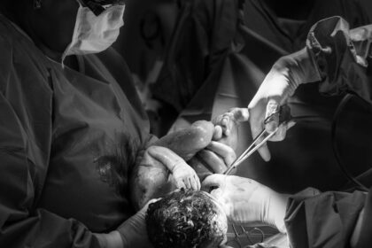 découvrez le rôle essentiel du médecin urgentiste, expert en soins immédiats pour des situations critiques. apprenez-en plus sur leur formation, leurs responsabilités et l'impact de leur travail sur la vie des patients.