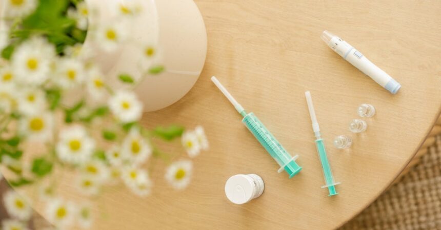 découvrez l'epipen, un dispositif d'auto-injection essentiel pour le traitement des réactions allergiques sévères. apprenez comment l'utiliser, son importance dans la gestion des allergies et les conseils pour rester en sécurité.