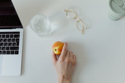 découvrez l'importance de l'ergonomie dans notre vie quotidienne. apprenez comment améliorer votre confort et votre bien-être au travail et à la maison grâce aux principes ergonomiques. adoptez des solutions adaptées pour optimiser votre posture et prévenir les douleurs.
