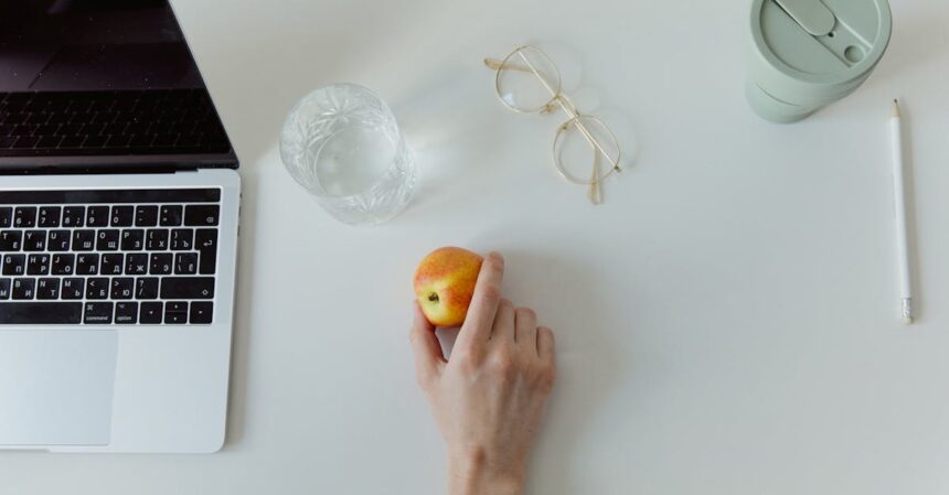 découvrez l'importance de l'ergonomie dans notre vie quotidienne. apprenez comment améliorer votre confort et votre bien-être au travail et à la maison grâce aux principes ergonomiques. adoptez des solutions adaptées pour optimiser votre posture et prévenir les douleurs.
