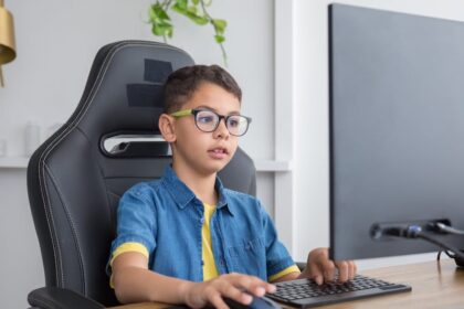 découvrez l'ergonomie, discipline essentielle qui optimise le bien-être et la performance au travail. apprenez comment aménager votre espace de travail pour réduire la fatigue, améliorer la concentration et augmenter la productivité.