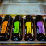 découvrez les bienfaits des huiles essentielles pour votre bien-être. apprenez à les utiliser dans votre routine quotidienne pour apaiser, revitaliser et harmoniser votre corps et votre esprit.