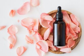 découvrez les bienfaits des huiles essentielles pour le bien-être et la santé. apprenez comment les utiliser en aromathérapie, pour la relaxation, ou en soins de beauté. transformez votre quotidien avec ces trésors de la nature!