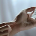 découvrez les bienfaits des huiles essentielles : des solutions naturelles pour votre bien-être au quotidien. apprenez à les utiliser pour améliorer votre santé, apaiser votre esprit et enrichir votre maison d'arômes envoûtants.