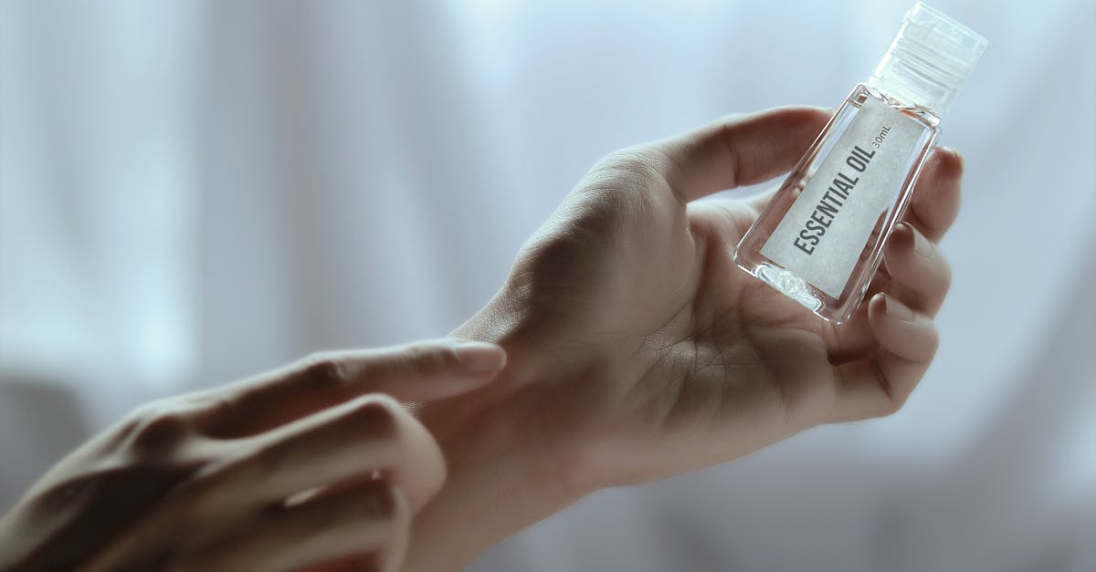 découvrez les bienfaits des huiles essentielles pour votre bien-être et votre santé. apprenez à utiliser ces extraits naturels pour apaiser, tonifier et revitaliser votre corps et votre esprit.