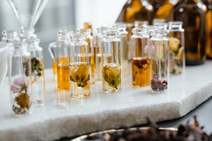 découvrez l'univers apaisant des huiles essentielles. apprenez à les utiliser pour améliorer votre bien-être au quotidien, de la relaxation à la santé, en explorant leurs bienfaits naturels et leurs applications variées.