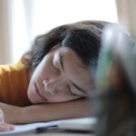 découvrez des conseils pratiques pour surmonter la fatigue au quotidien. apprenez à identifier les causes de votre fatigue, à améliorer votre sommeil et à adopter des habitudes saines pour retrouver énergie et vitalité.