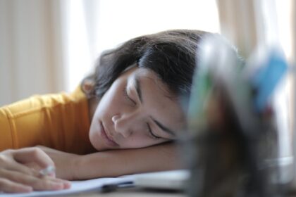découvrez des conseils pratiques pour surmonter la fatigue au quotidien. apprenez à identifier les causes de votre fatigue, à améliorer votre sommeil et à adopter des habitudes saines pour retrouver énergie et vitalité.