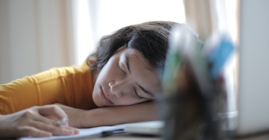 découvrez des conseils pratiques pour surmonter la fatigue au quotidien. apprenez à identifier les causes de votre fatigue, à améliorer votre sommeil et à adopter des habitudes saines pour retrouver énergie et vitalité.