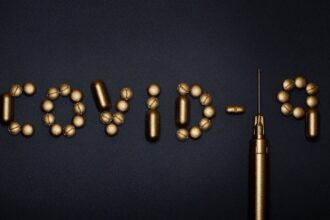 découvrez tout sur la fièvre : causes, symptômes, traitements et conseils pour la gérer efficacement. informez-vous sur cette réaction naturelle de l'organisme face à une infection.